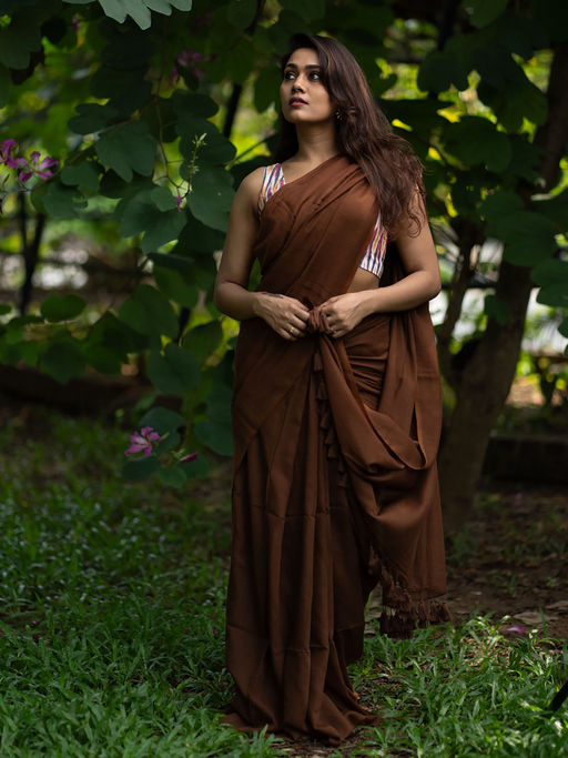 Embrace the Elegance of our Premium Green Handloom Cotton Saree